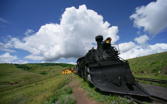 Tren atravesando un bonito paisaje