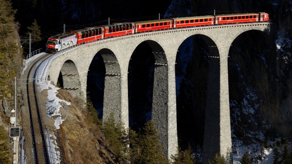 Tren pasando por un puente